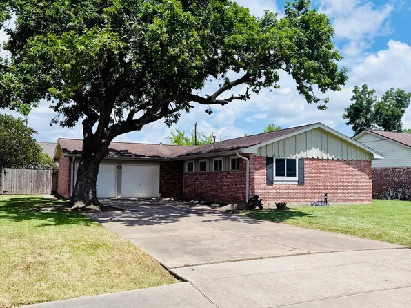 131 Talisman St, Lake Jackson, TX 77566
