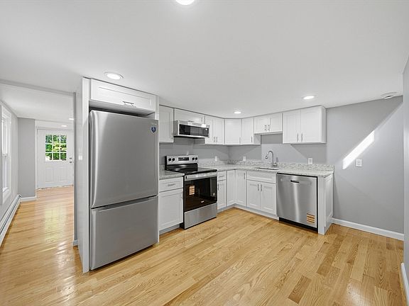 3rd image of 8 Hawkins St