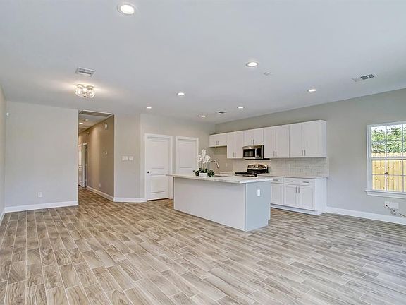 4th image of 3833 McKinley St #B