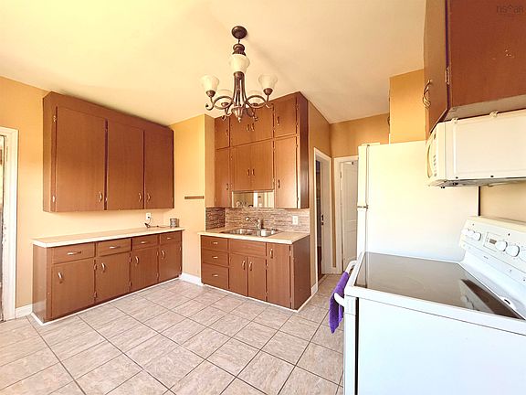 5th image of 18 Highland St
