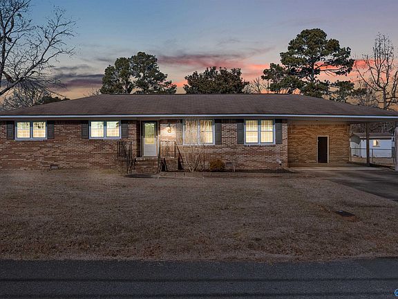 3rd image of 1015 6th St SW