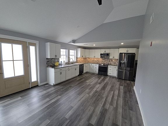4th image of 165 Garfield Ave