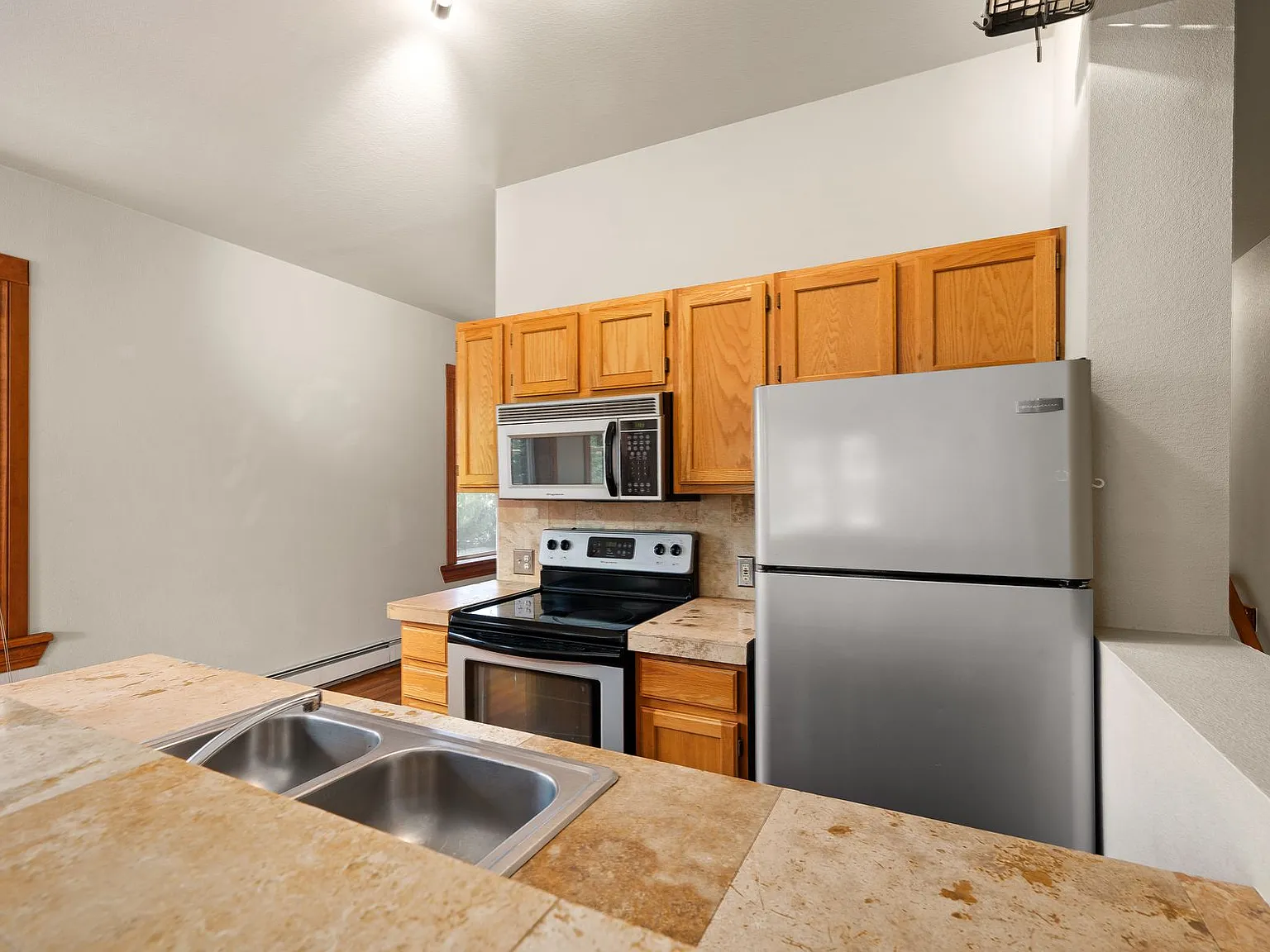 2 bed, 1.5 bath, 1300 sqft, $2,300 — Photo 2