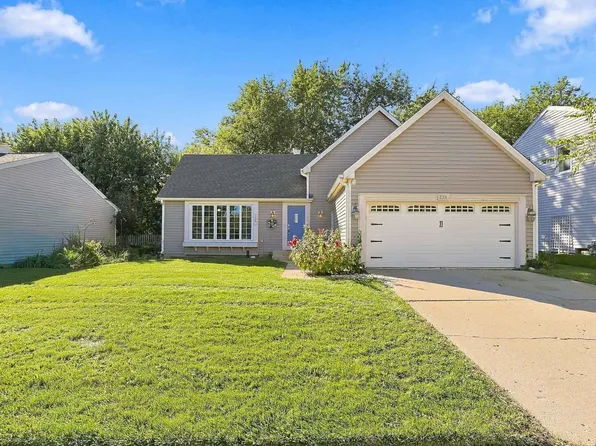228 N Walnut Ln, Schaumburg, IL 60194