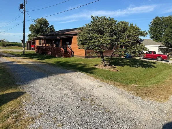 202 E 2nd St, Ina, IL 62846