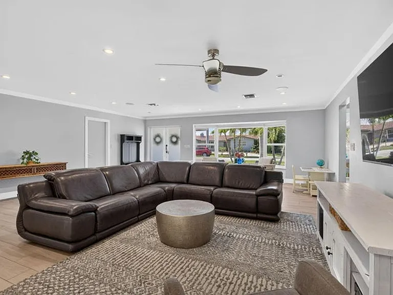 1270 SE 14th Ct — Photo 7