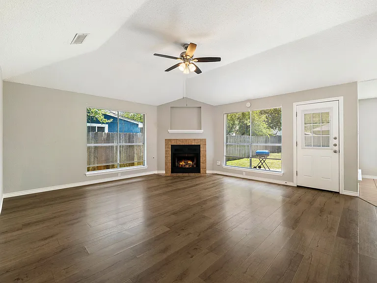 503 Eaglecreek Dr — Photo 3
