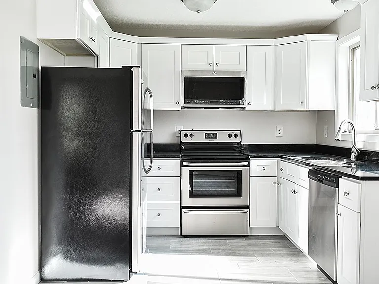 1035 E Division St #1 — Photo 2