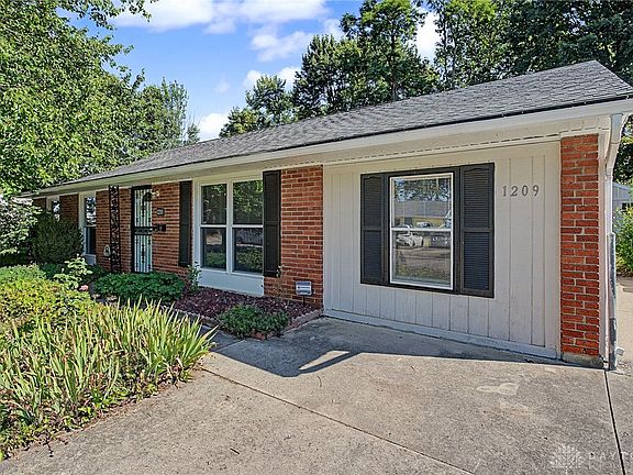 2nd image of 1209 Hemlock Way