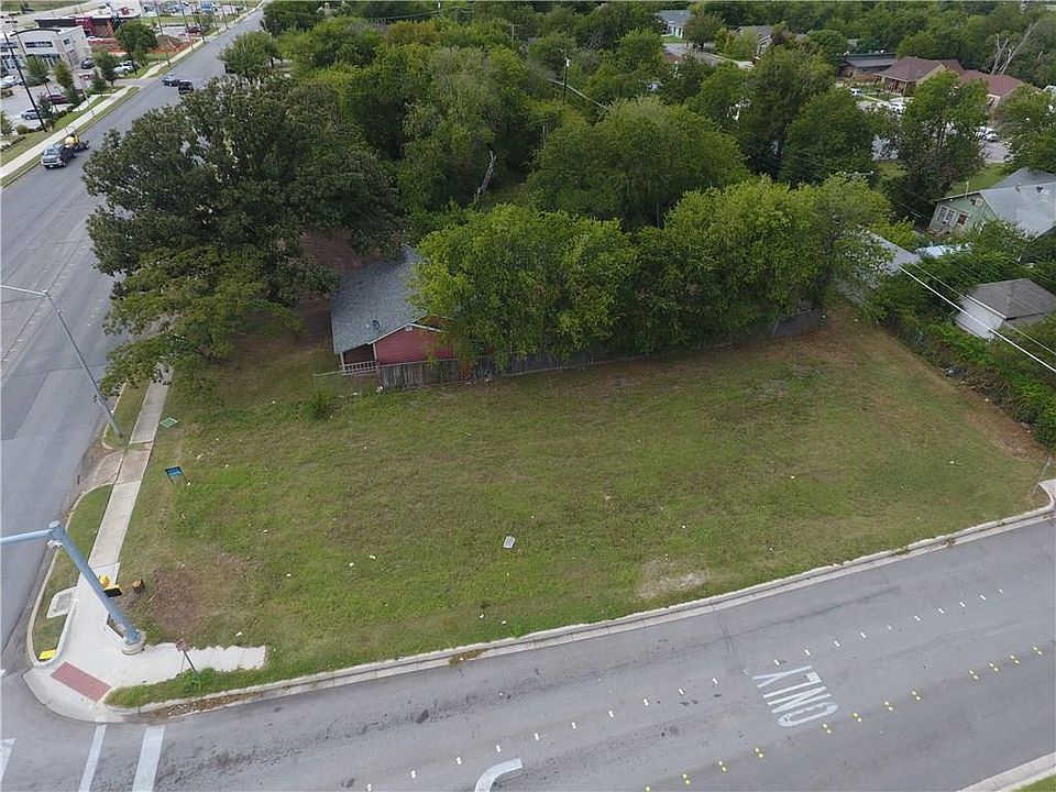 2nd image of 2937 E Berry St