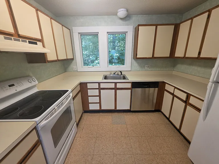 24 Salem Pl #24 — Photo 2