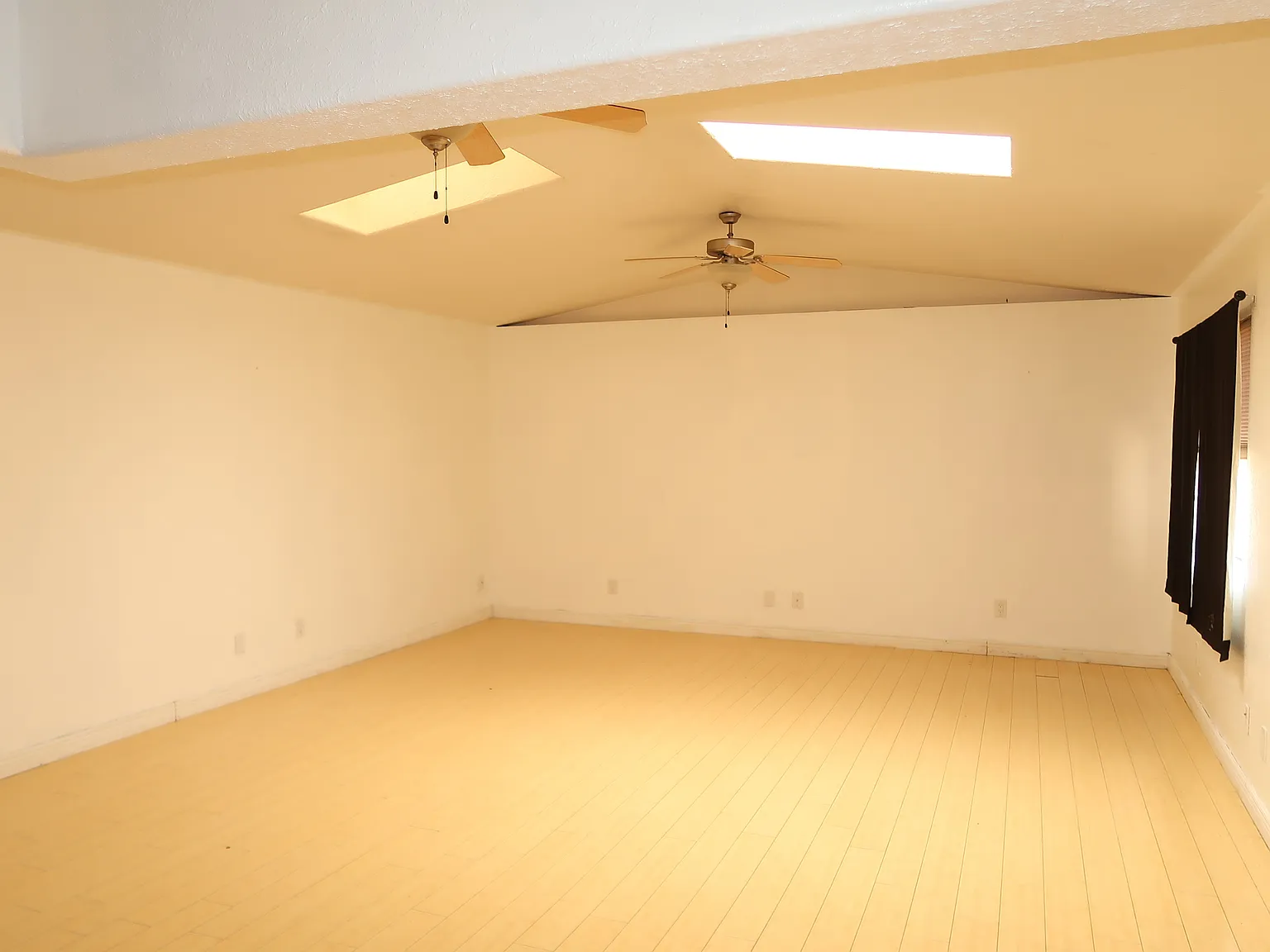 4 bed, 2.5 bath, 2356 sqft, $1,950 — Photo 4