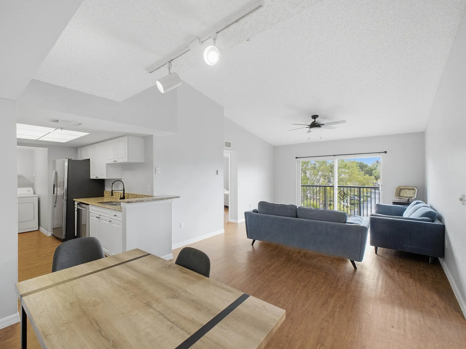 3 bed, 2.0 bath, 1173 sqft, $2,300 — Photo 3