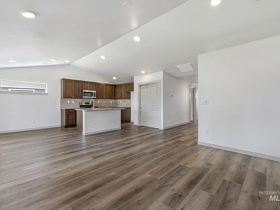 3rd image of 142 Centennial Ct