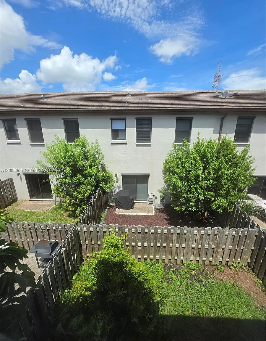 Town & Country Apts Condo — Photo 4