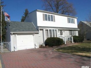 696 Forte Blvd, Franklin Square, NY 11010