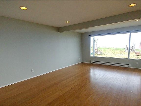 5th image of 19710 Soundview Dr NW