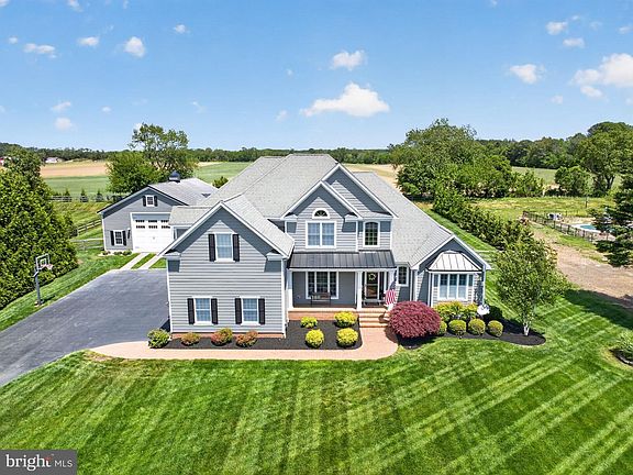 2nd image of 29 Bridle Ridge Cir