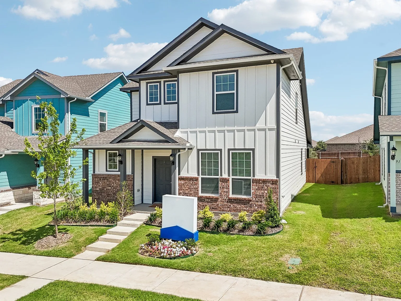 1914 Bluebonnet Ln - Model Home — Photo 2