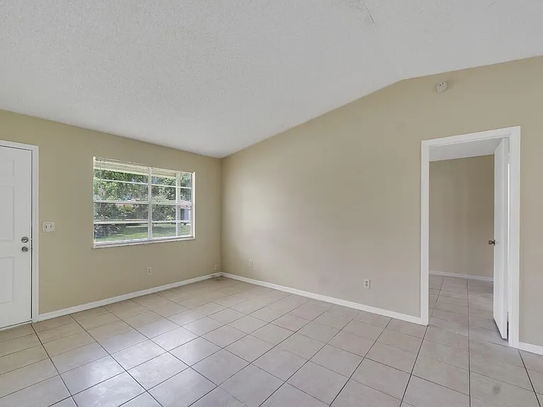 205 SW Voltair Ter — Photo 9