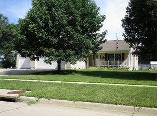 104 Sunset Ln, Elk Run Heights, IA 50707