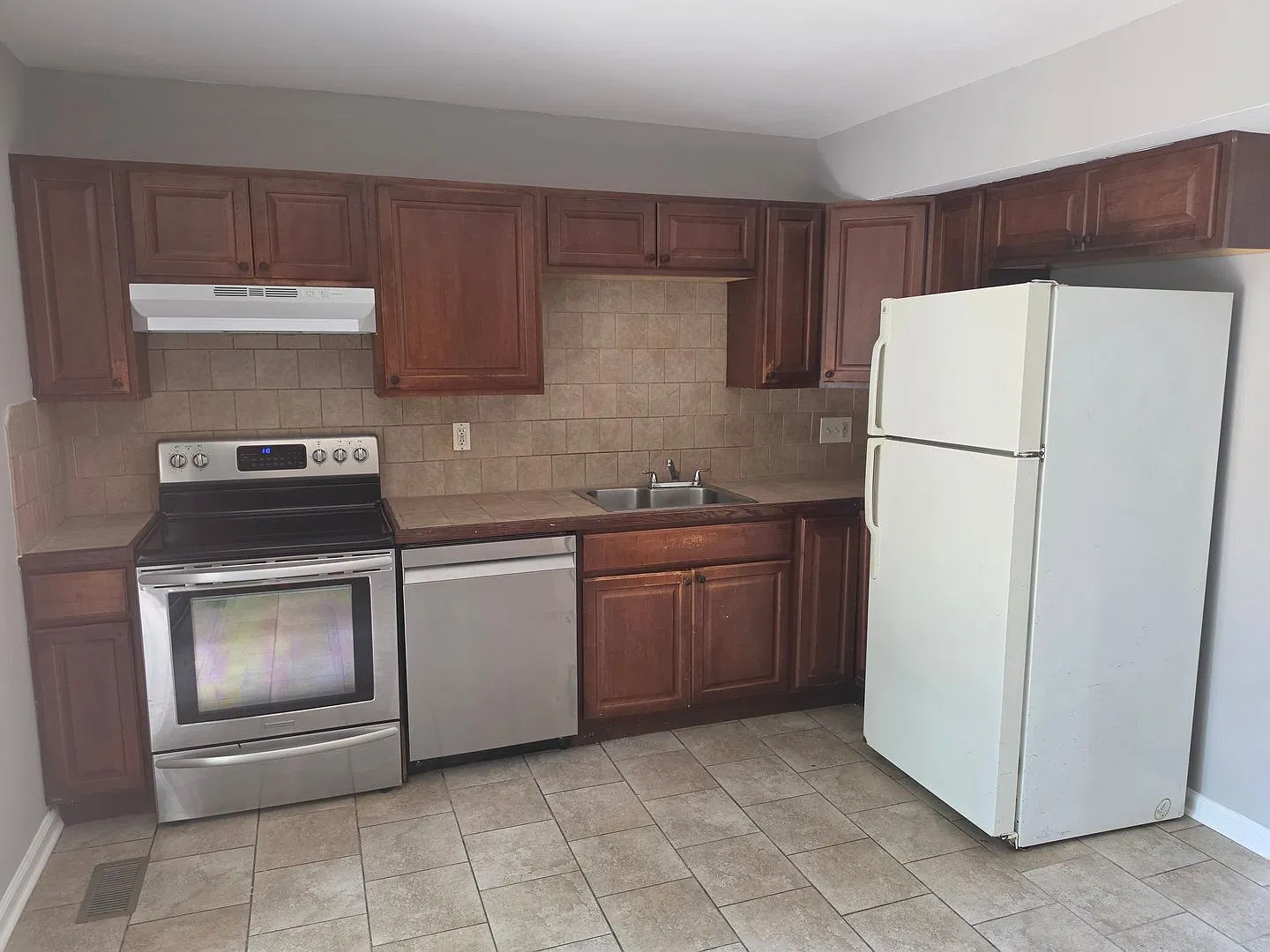 Updated 3-Bedroom Townhome in Edgewood Great Location! — Photo 3