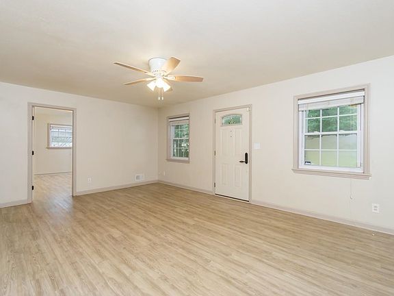 4th image of 596 Inglis Dr SE