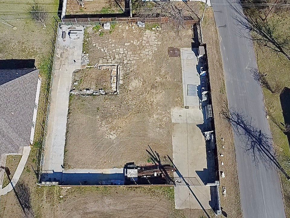 1st image of 426 Sabine Ave