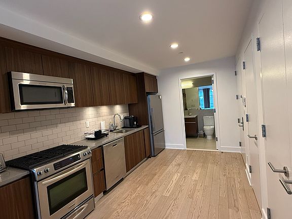5th image of 5-27 51st Ave #4D