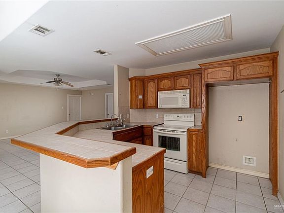 4th image of 3637 Frontier Dr