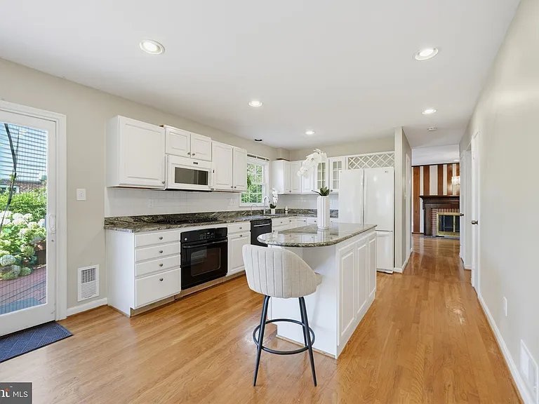 16818 Briardale Rd — Photo 17