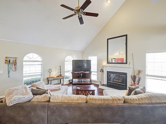 3rd image of 104 Peak Hill Cir