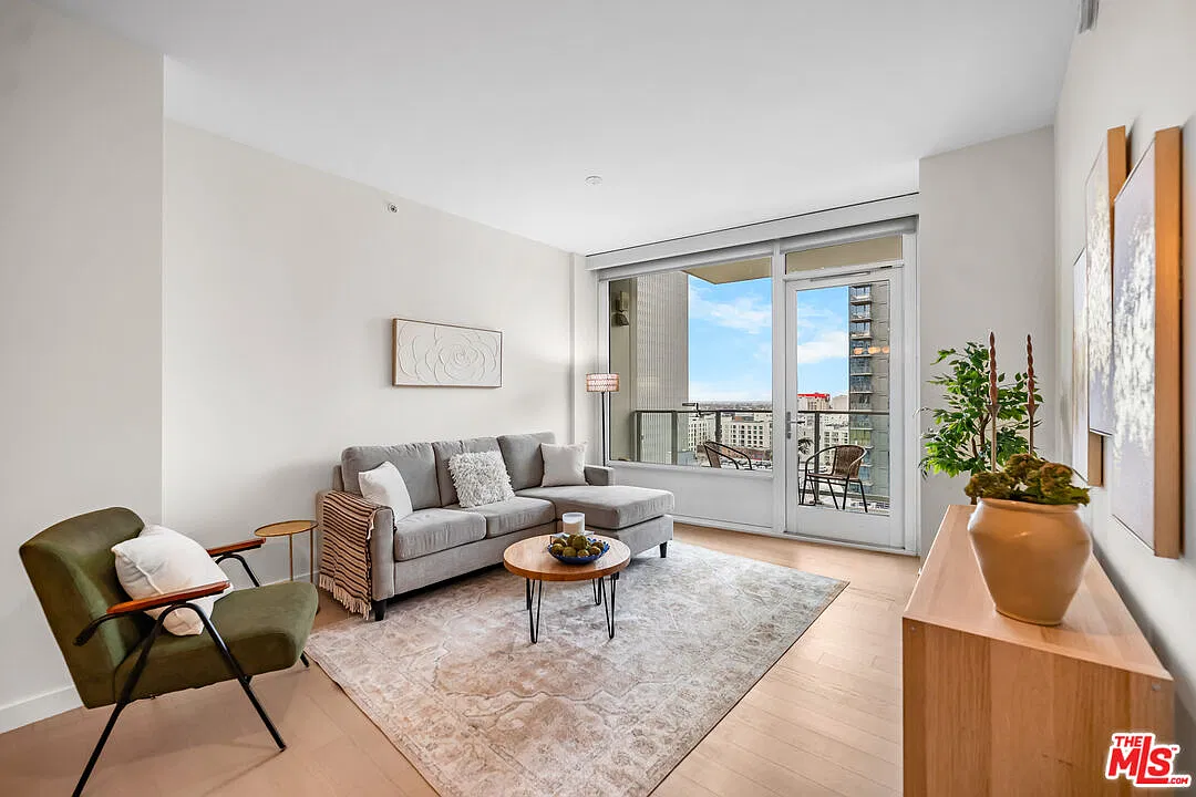 2 bed, 2.0 bath, 1150 sqft, $4,100 — Photo 4