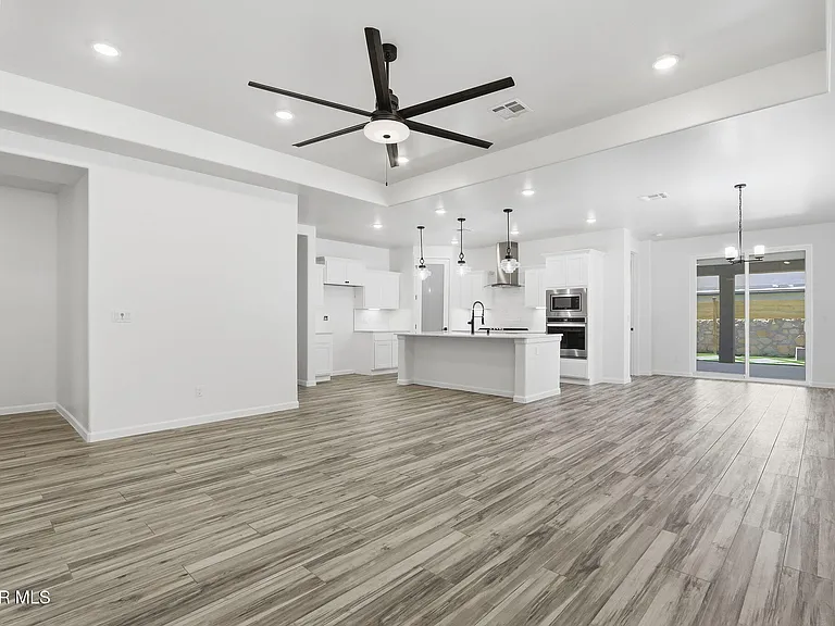253 Farnborough St — Photo 13