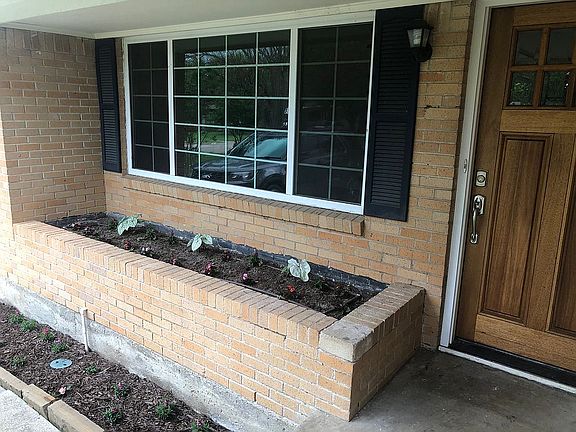 Front porch, great windows.