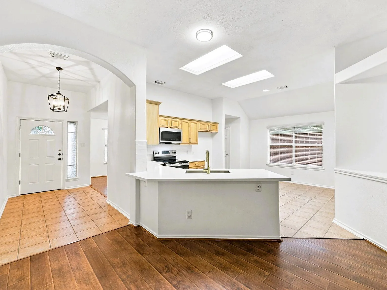 3 bed, 2.0 bath, 1886 sqft, $2,300 — Photo 1