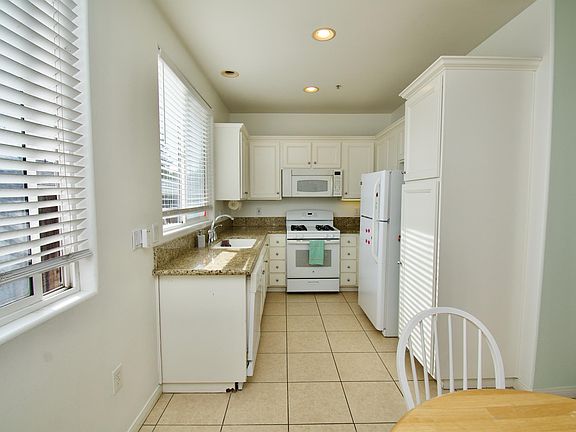 3rd image of 20462 Savanna Ln