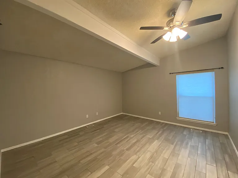2433 Shady Tree Ln — Photo 18