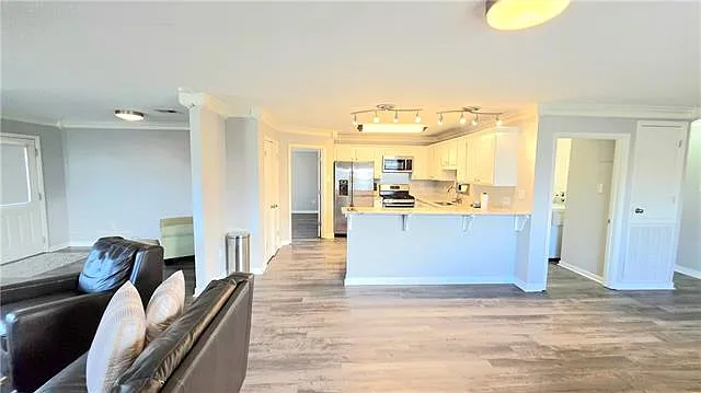 3 bed, 2.0 bath, 1728 sqft, $2,100 — Photo 4