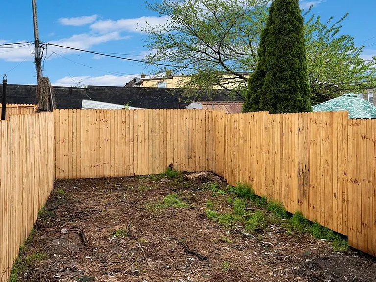 2042 E Somerset St — Photo 17