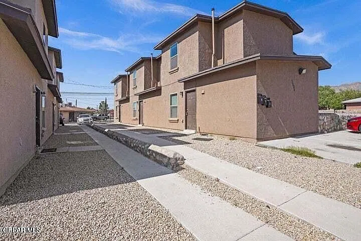 3 bed, 2.0 bath, 3129 sqft, $1,045 — Photo 2