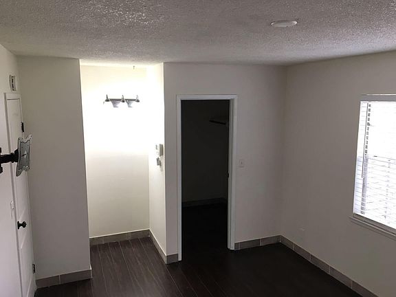 3rd image of 3007 Winfield Ave