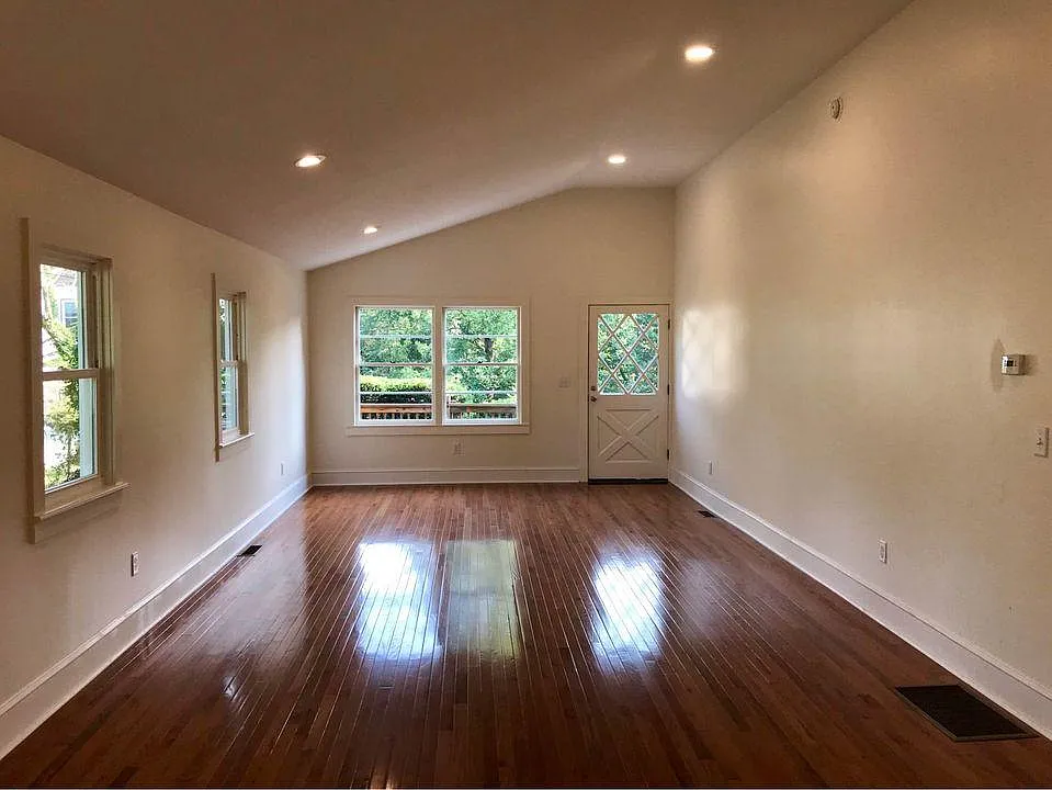 3 bed, 988 sqft, $1,950 — Photo 3