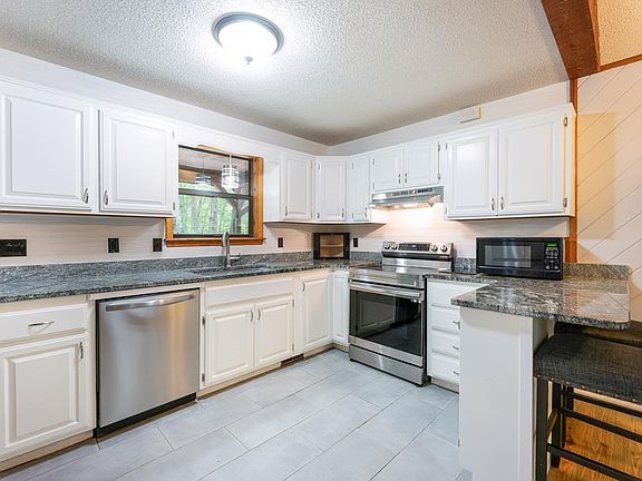 3rd image of 144 Wolf Ridge Ln