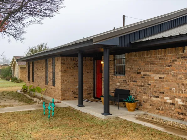 1200 Haven Dr, Comanche, TX 76442