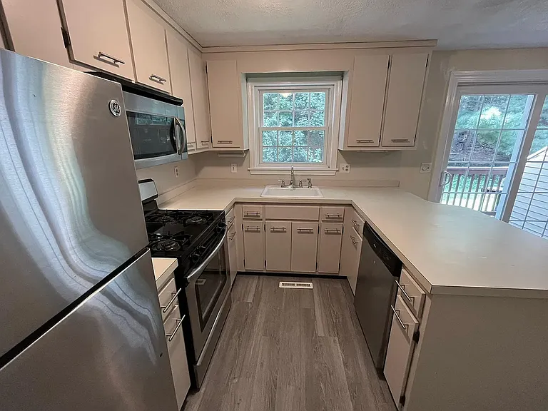 30 Hawkstead Holw — Photo 3