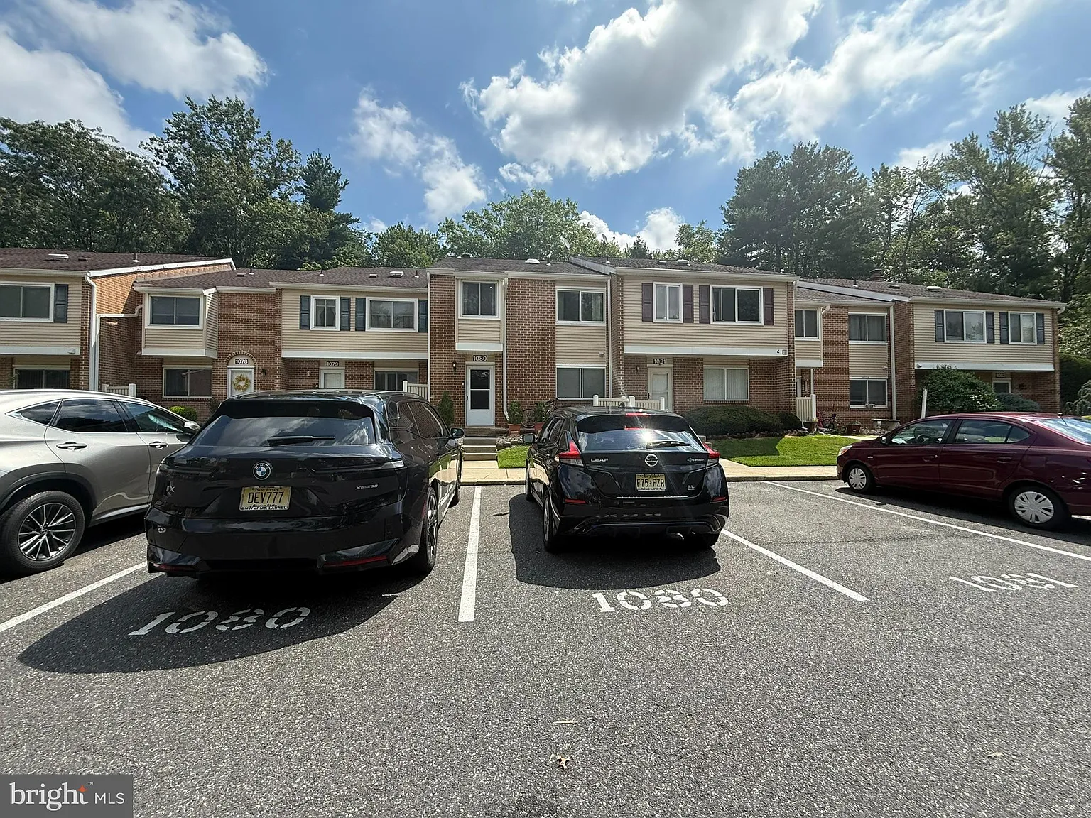 3 bed, 3.0 bath, 1350 sqft, $2,700 — Photo 3