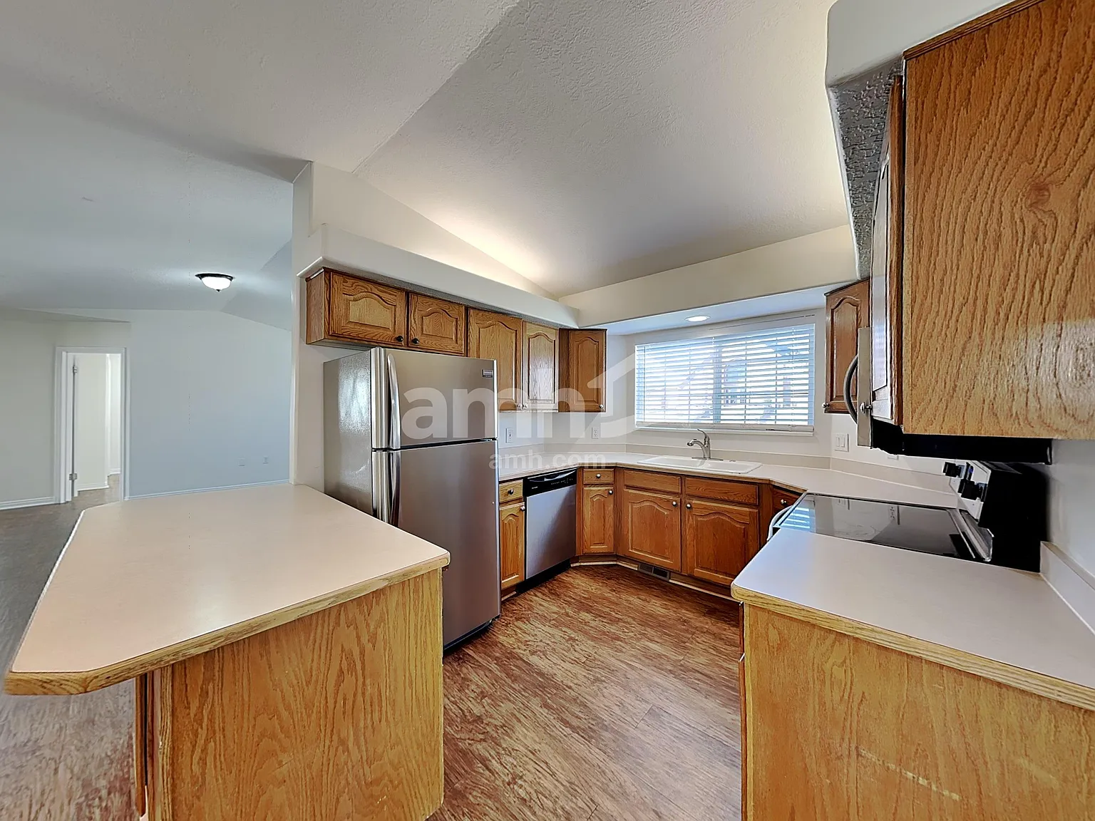 6 bed, 3.0 bath, 2438 sqft, $2,940 — Photo 3