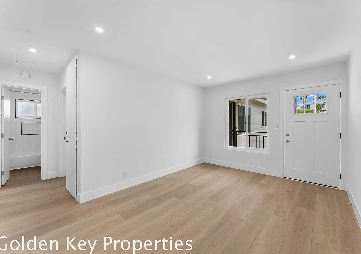 Beautifully remodeled apartment in South Oceanside just a few blocks from the beach! — Photo 3