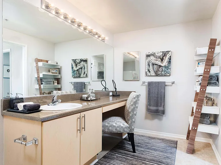 La Jolla Crossroads Apartments — Photo 37